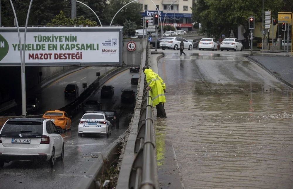 Ankara'da sel felaketi: Binaların çatıları uçtu, yollar göle döndü, evleri su bastı! 11