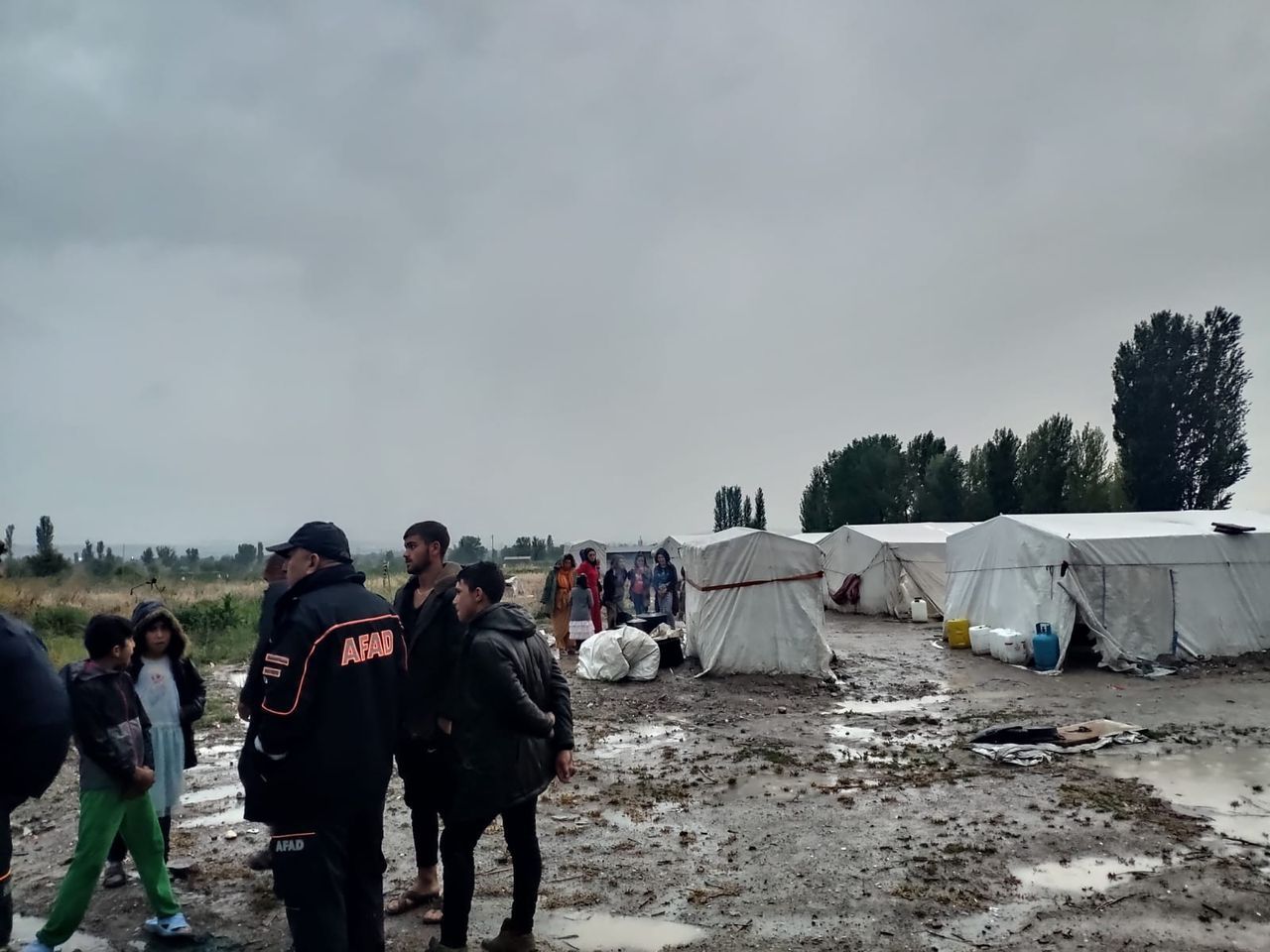 Çadır alanını sel bastı, 30 tarım işçisi canını zor kurtardı 2
