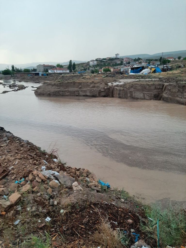 Çadır alanını sel bastı, 30 tarım işçisi canını zor kurtardı 4