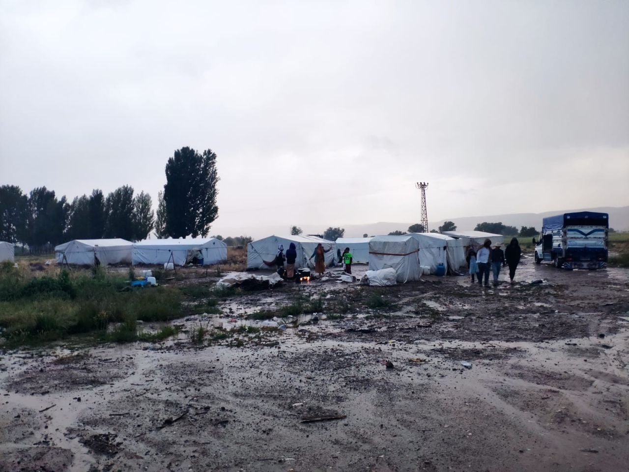 Çadır alanını sel bastı, 30 tarım işçisi canını zor kurtardı 1