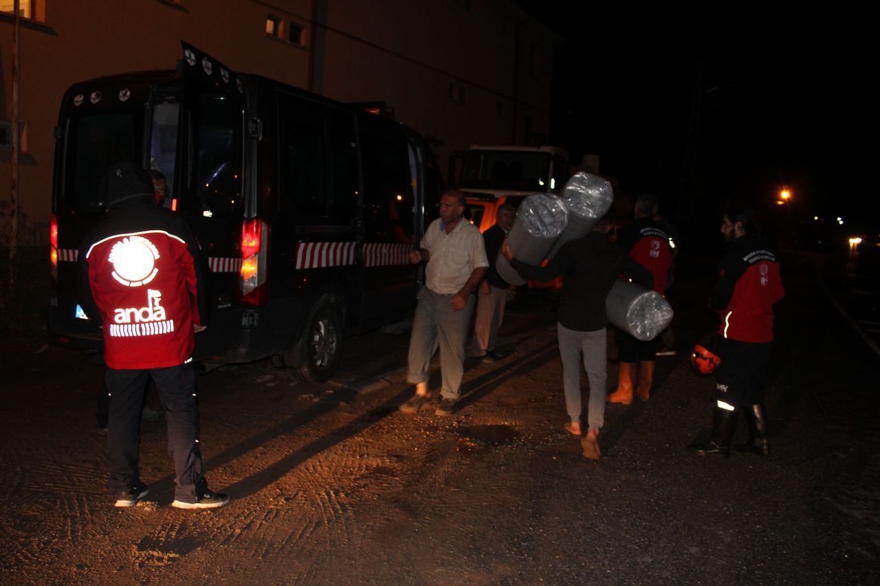 Çadır alanını sel bastı, 30 tarım işçisi canını zor kurtardı 3