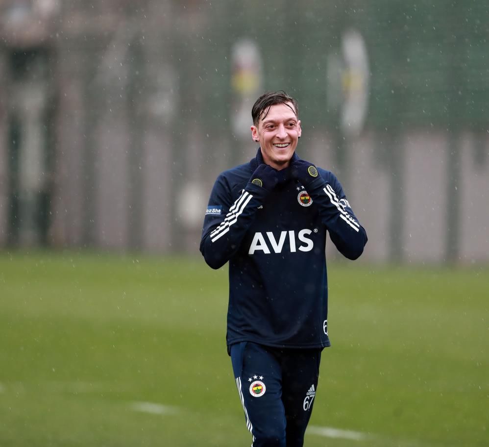Fenerbahçe'de Mesut Özil endişe yaratıyor! Takımda kalacağını belirtmişti 10