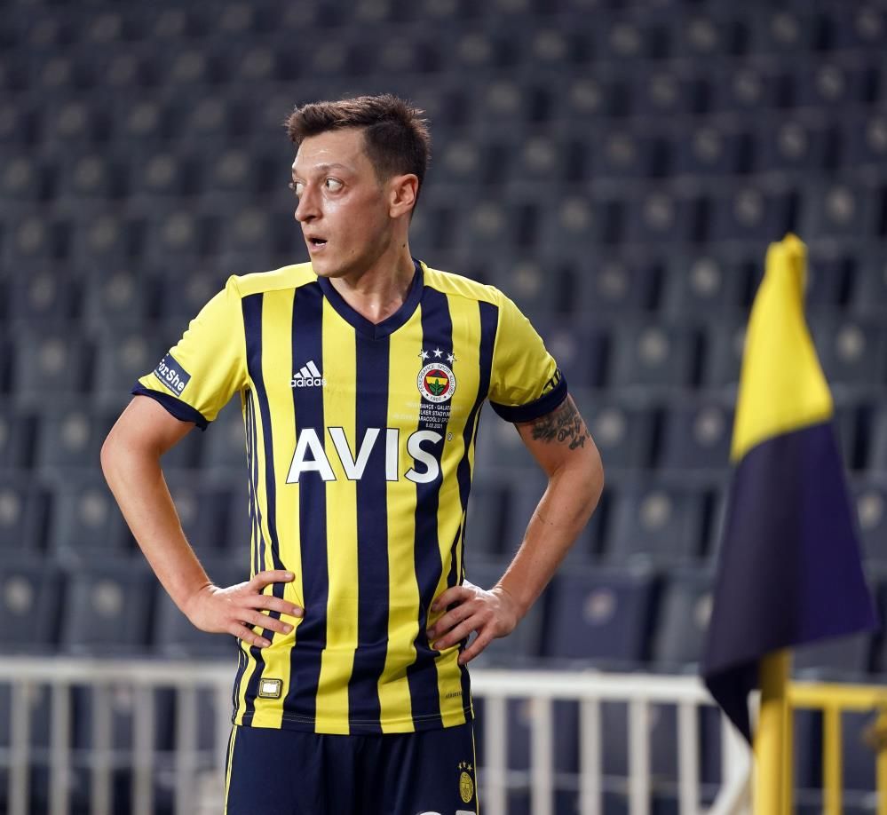 Fenerbahçe'de Mesut Özil endişe yaratıyor! Takımda kalacağını belirtmişti 11