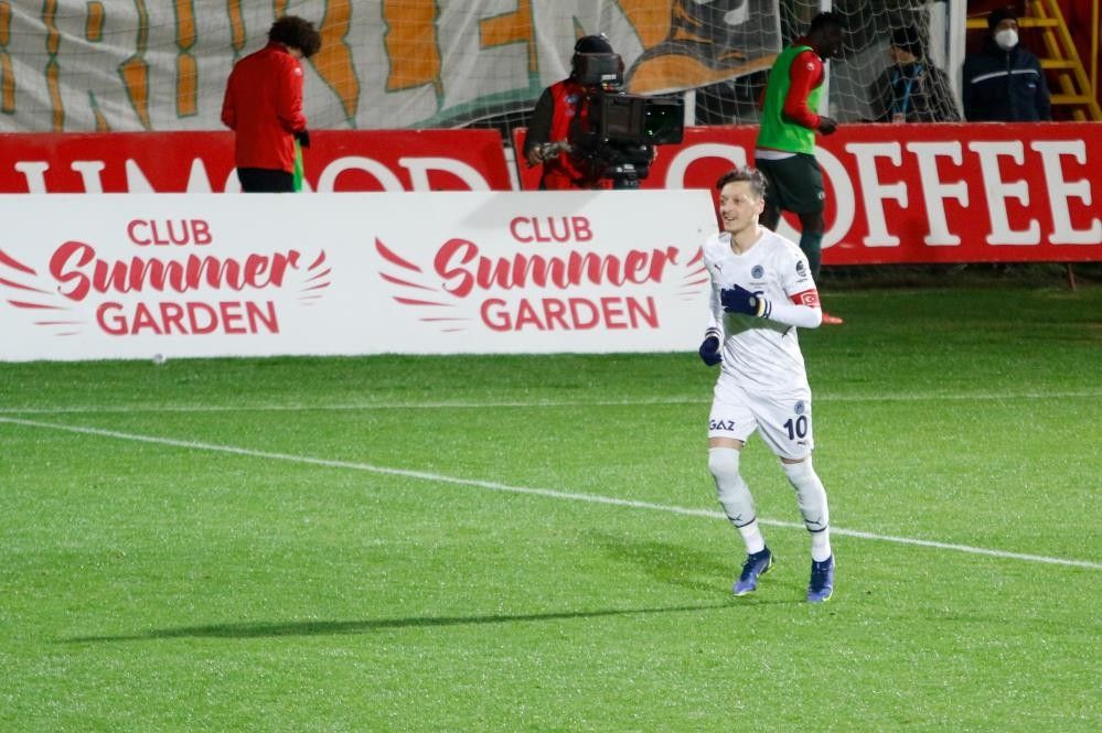 Fenerbahçe'de Mesut Özil endişe yaratıyor! Takımda kalacağını belirtmişti 3