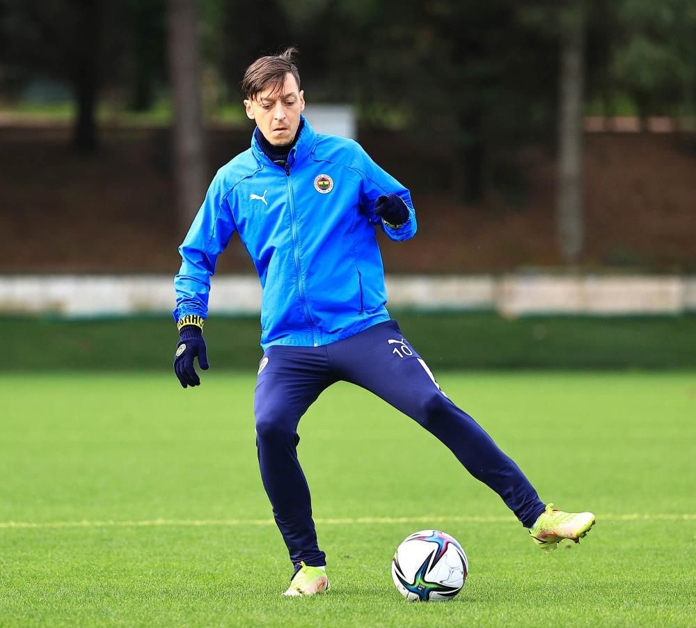 Fenerbahçe'de Mesut Özil endişe yaratıyor! Takımda kalacağını belirtmişti 4