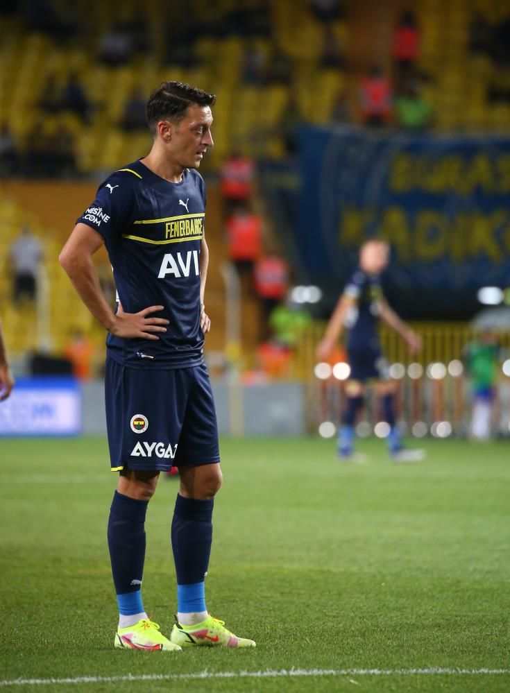 Fenerbahçe'de Mesut Özil endişe yaratıyor! Takımda kalacağını belirtmişti 6