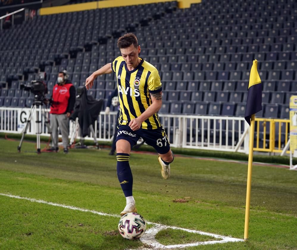 Fenerbahçe'de Mesut Özil endişe yaratıyor! Takımda kalacağını belirtmişti 9
