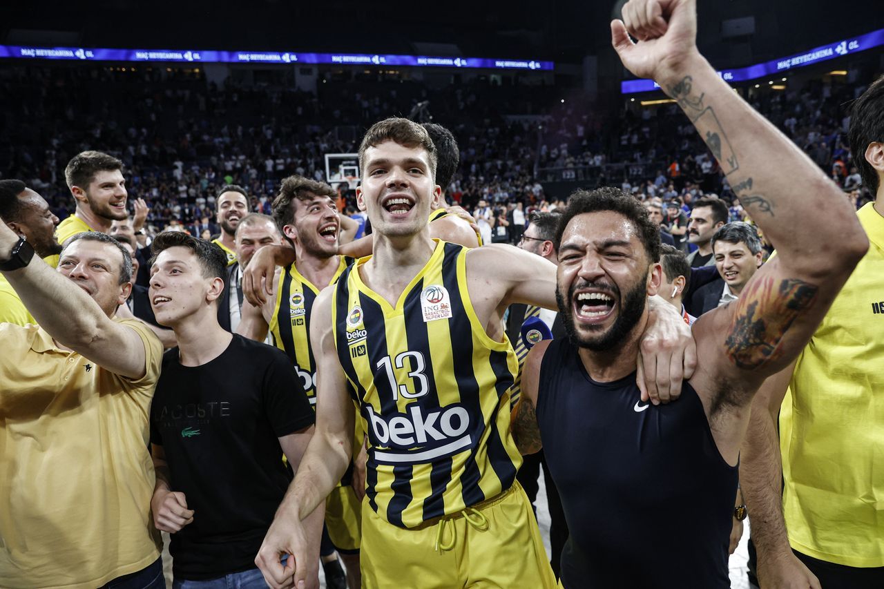 Fenerbahçe Beko'da şampiyonluk sevinci! Kupayı coşkuyla kaldırdılar 1