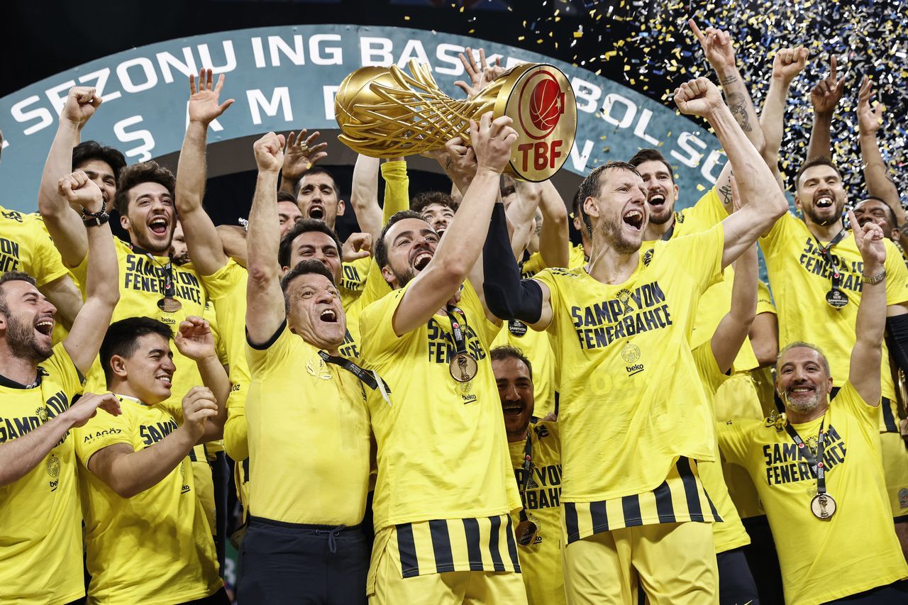 Fenerbahçe Beko'da şampiyonluk sevinci! Kupayı coşkuyla kaldırdılar 2
