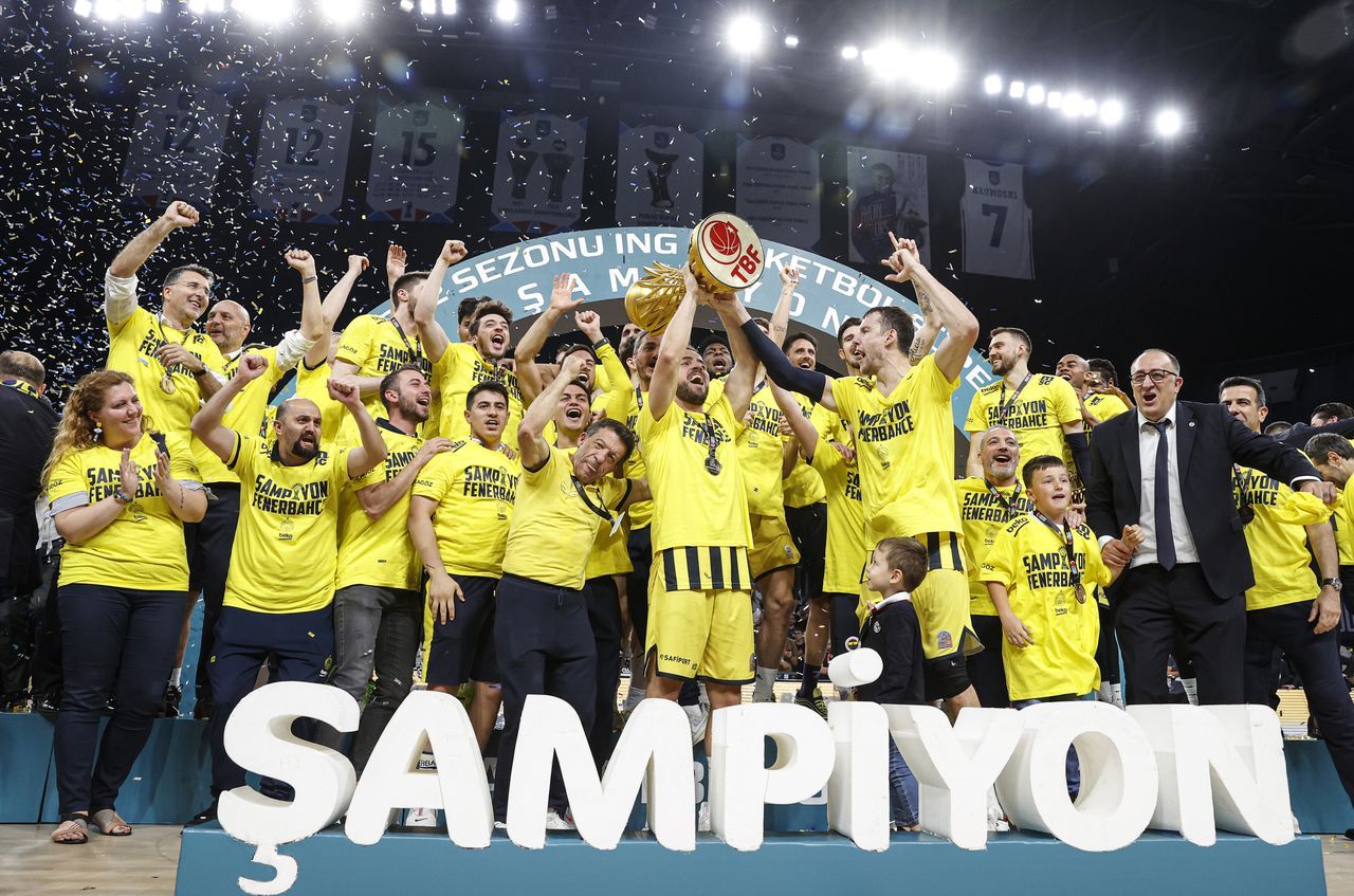 Fenerbahçe Beko'da şampiyonluk sevinci! Kupayı coşkuyla kaldırdılar 3