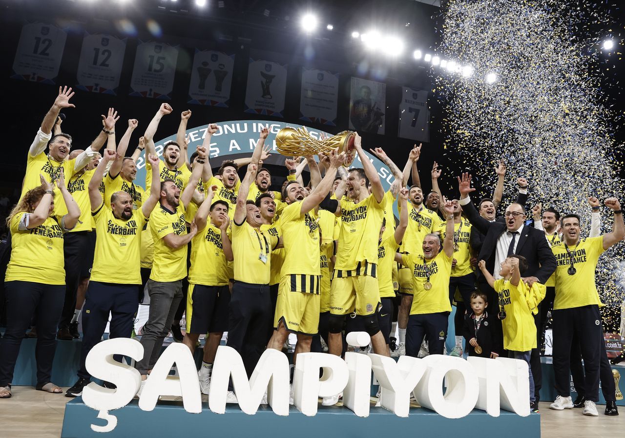 Fenerbahçe Beko'da şampiyonluk sevinci! Kupayı coşkuyla kaldırdılar 4