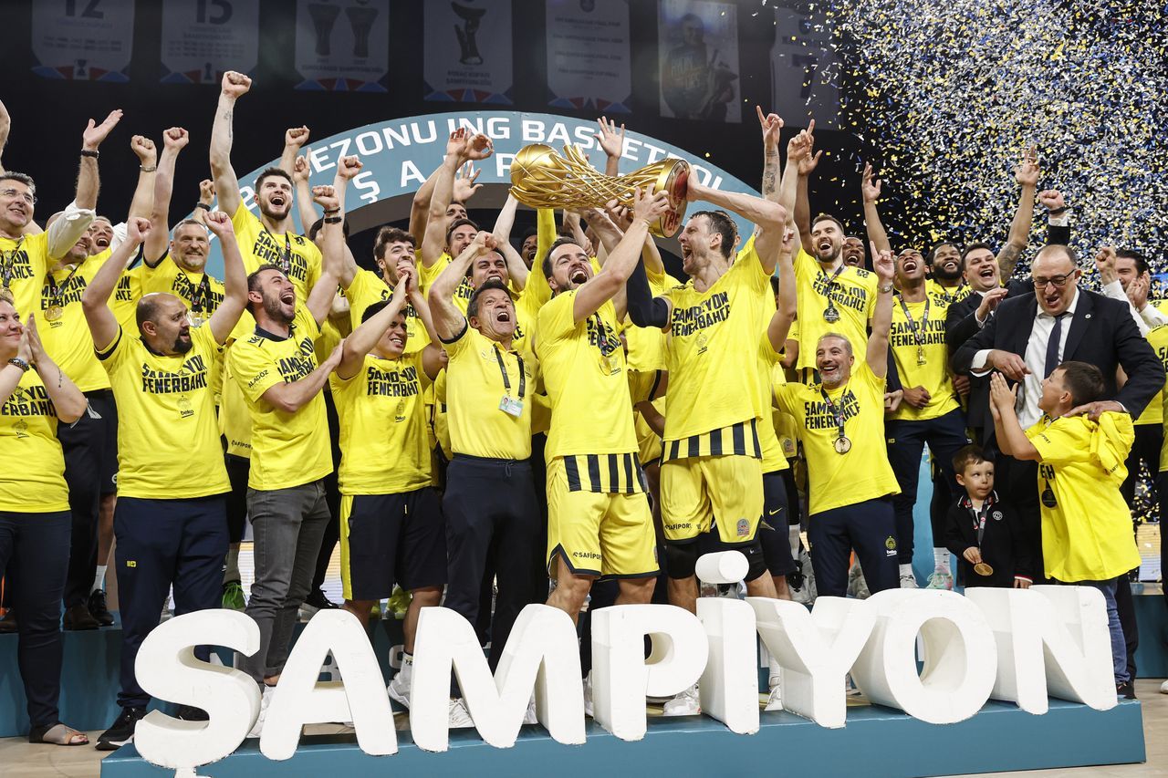 Fenerbahçe Beko'da şampiyonluk sevinci! Kupayı coşkuyla kaldırdılar 8
