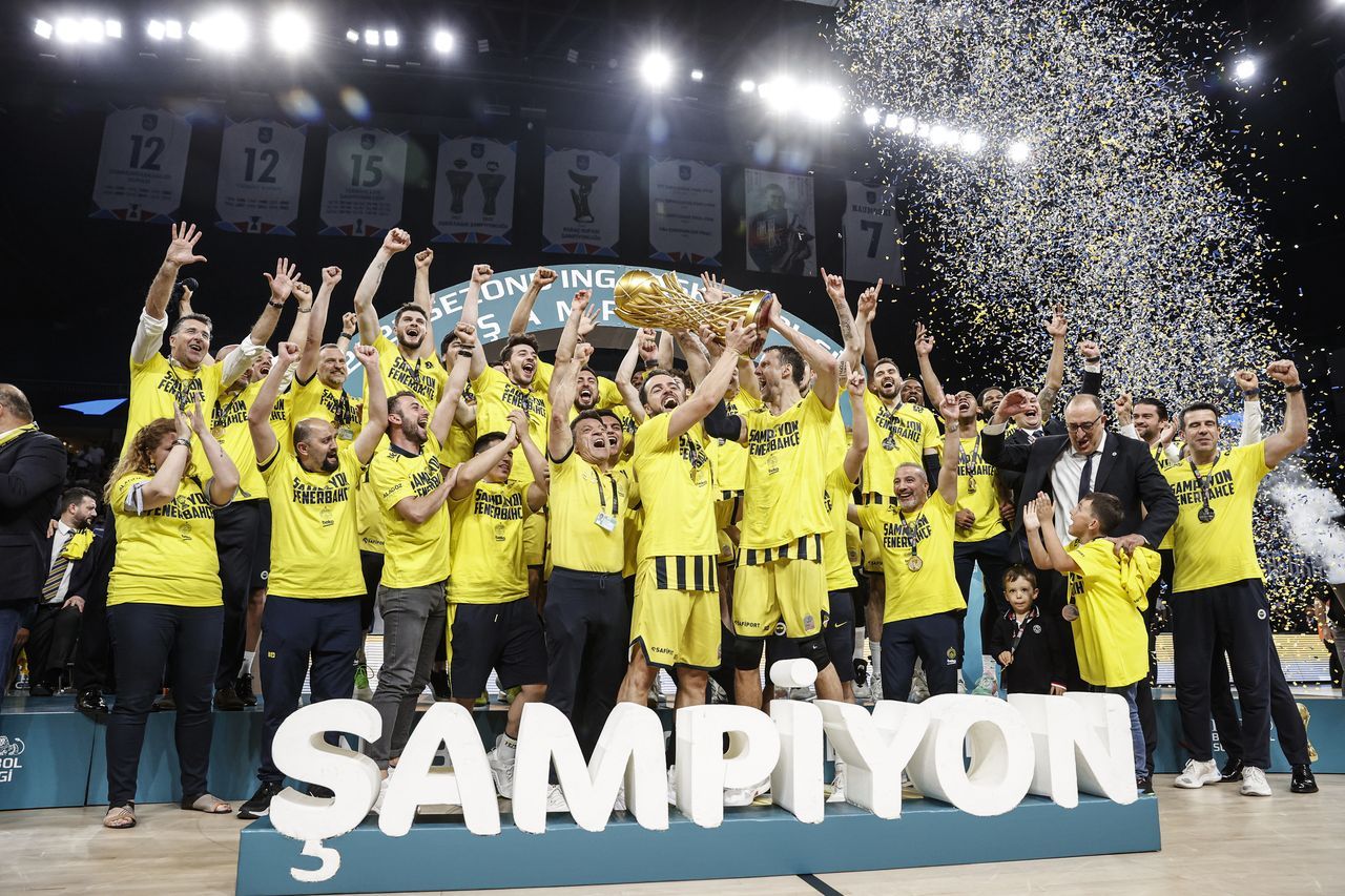 Fenerbahçe Beko'da şampiyonluk sevinci! Kupayı coşkuyla kaldırdılar 9