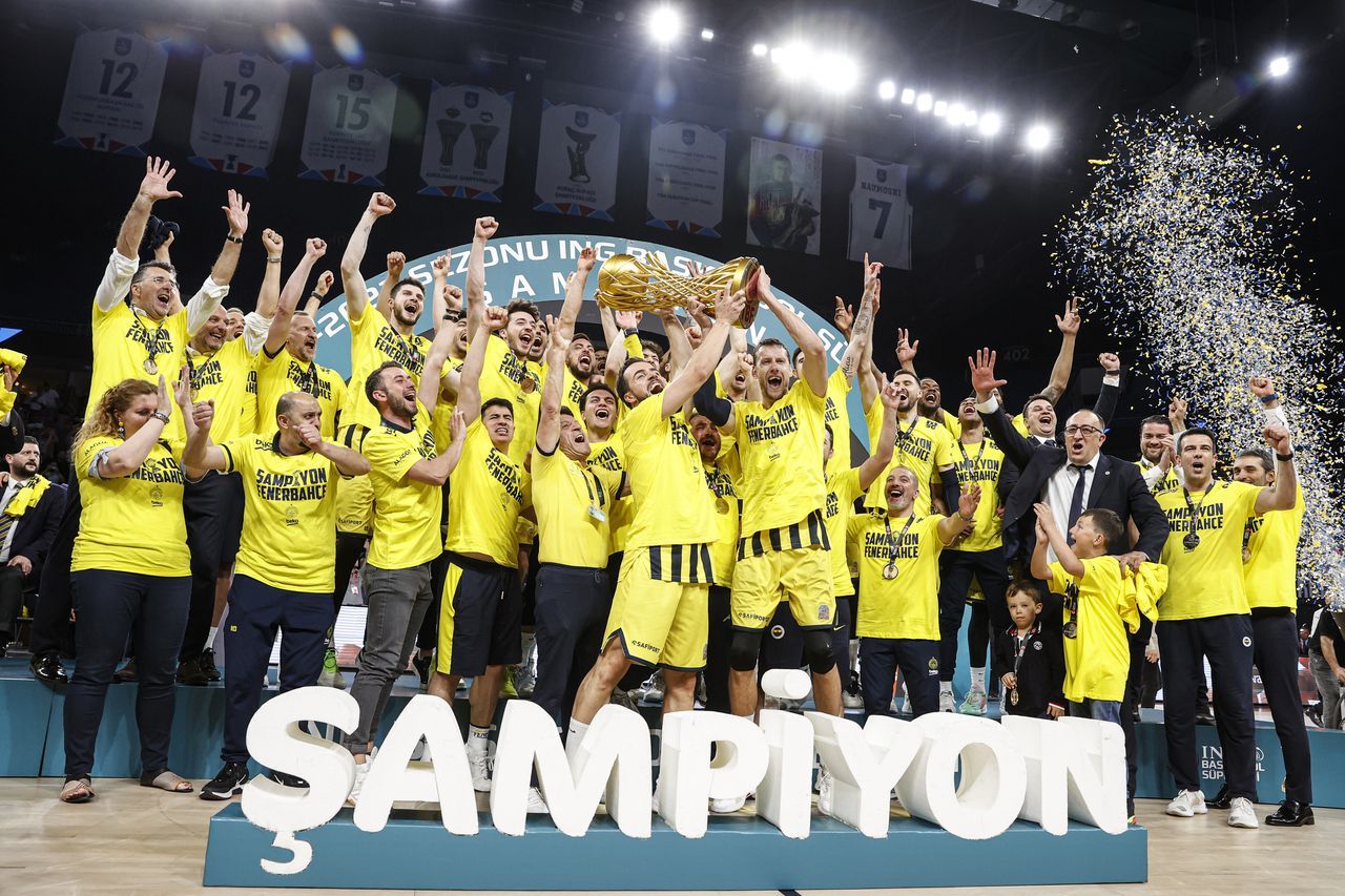 Fenerbahçe Beko'da şampiyonluk sevinci! Kupayı coşkuyla kaldırdılar 10