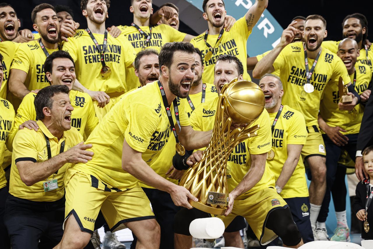 Fenerbahçe Beko'da şampiyonluk sevinci! Kupayı coşkuyla kaldırdılar 11