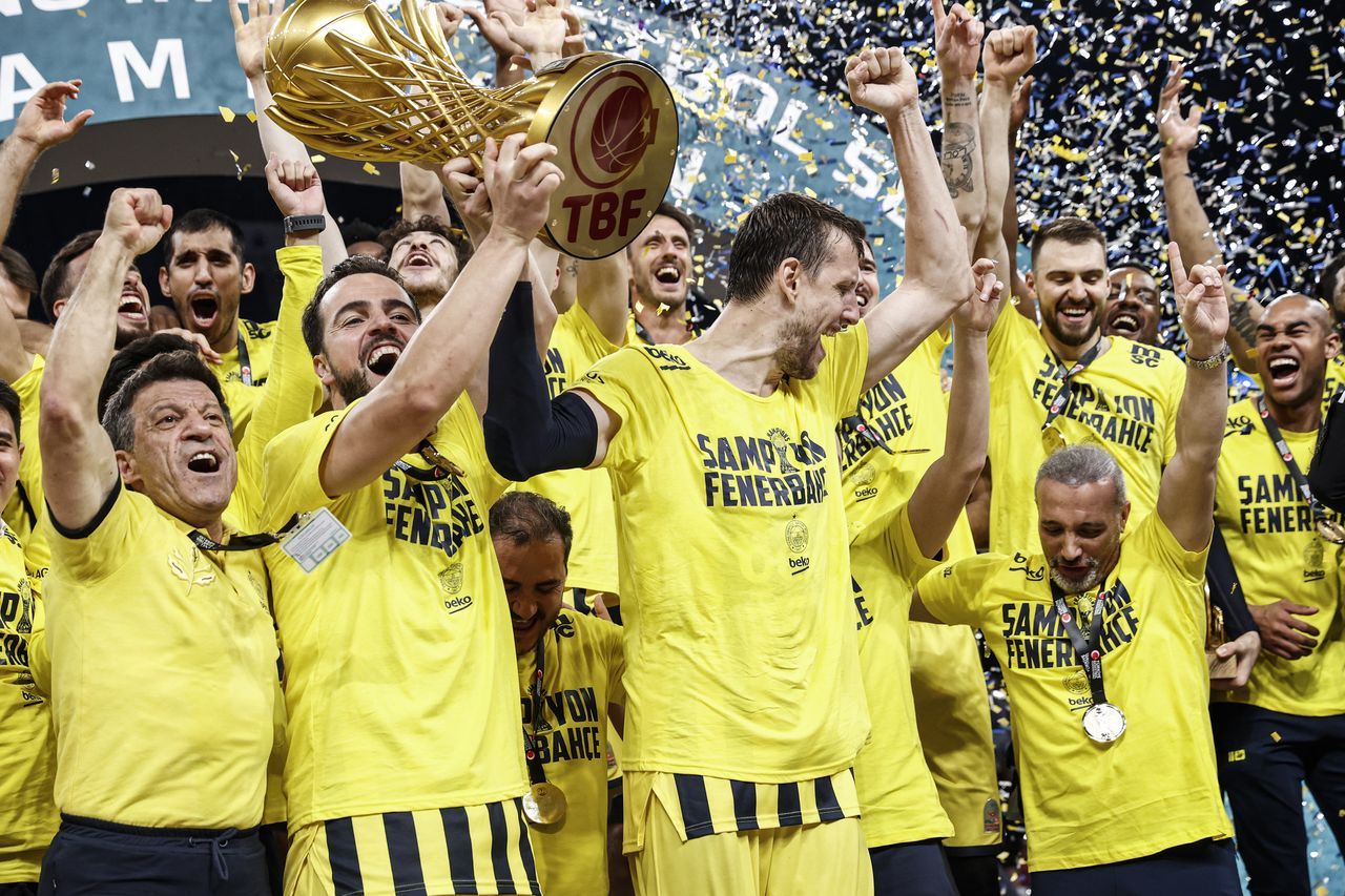 Fenerbahçe Beko'da şampiyonluk sevinci! Kupayı coşkuyla kaldırdılar 12