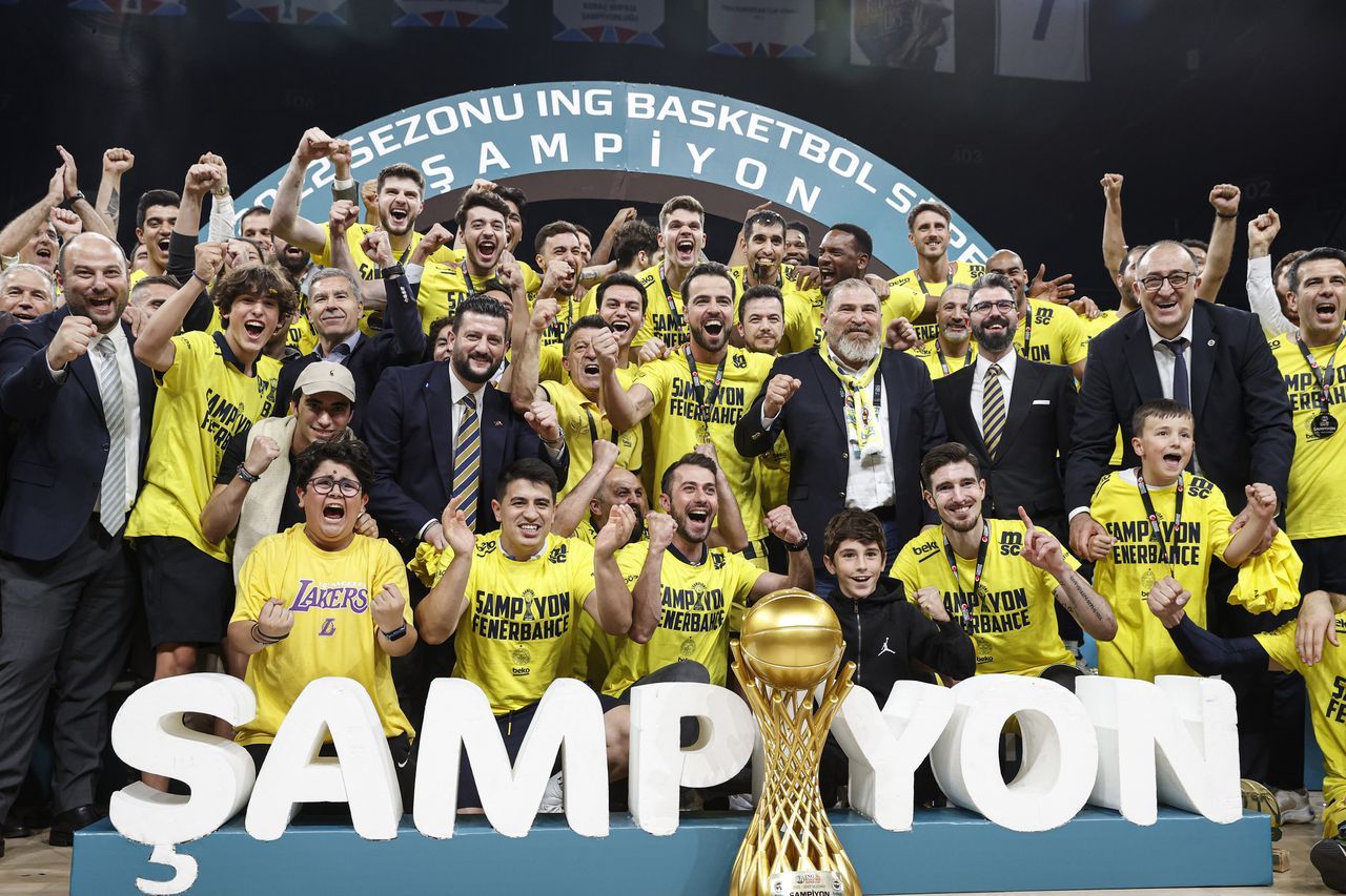 Fenerbahçe Beko'da şampiyonluk sevinci! Kupayı coşkuyla kaldırdılar 14