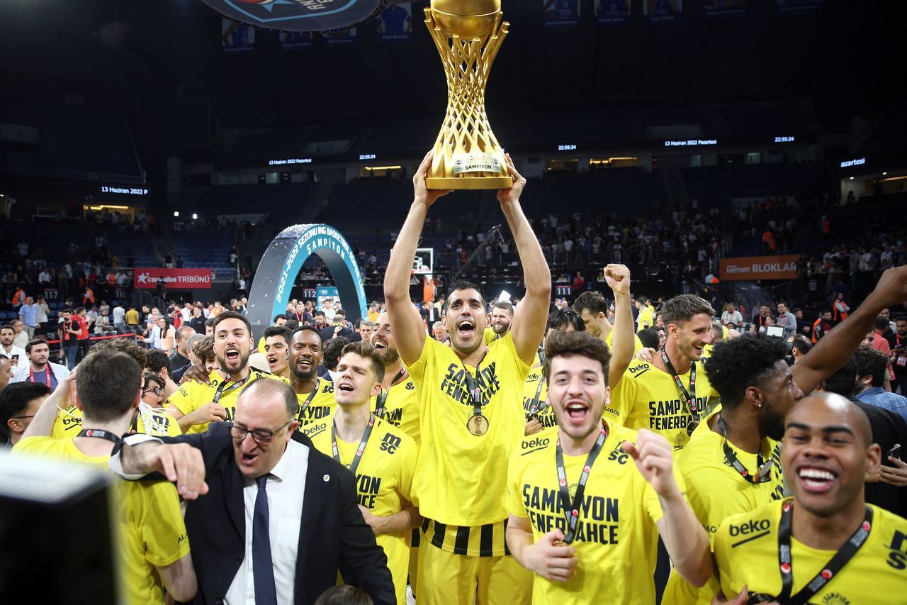 Fenerbahçe Beko'da şampiyonluk sevinci! Kupayı coşkuyla kaldırdılar 18