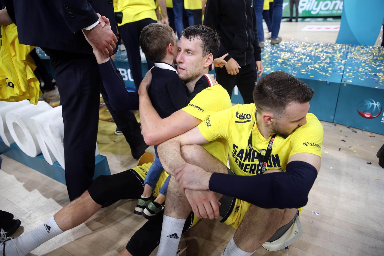 Fenerbahçe Beko'da şampiyonluk sevinci! Kupayı coşkuyla kaldırdılar 19