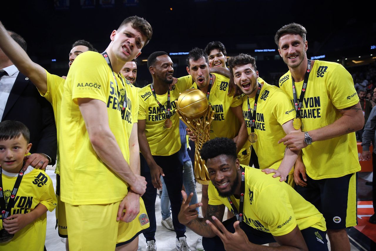 Fenerbahçe Beko'da şampiyonluk sevinci! Kupayı coşkuyla kaldırdılar 15