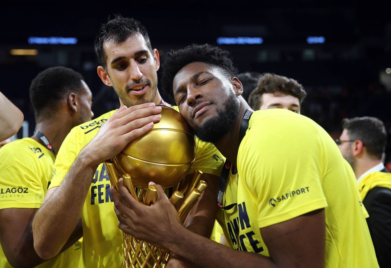 Fenerbahçe Beko'da şampiyonluk sevinci! Kupayı coşkuyla kaldırdılar 17