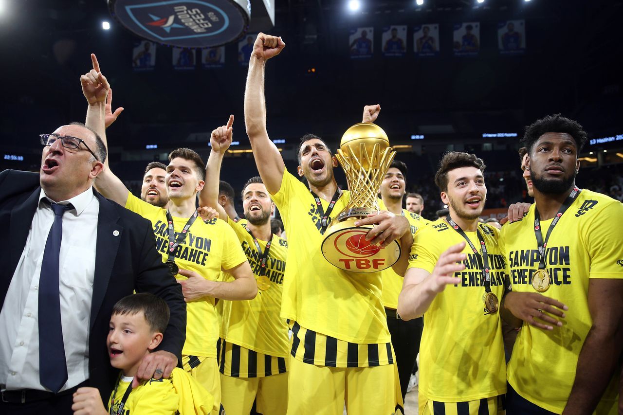 Fenerbahçe Beko'da şampiyonluk sevinci! Kupayı coşkuyla kaldırdılar 16