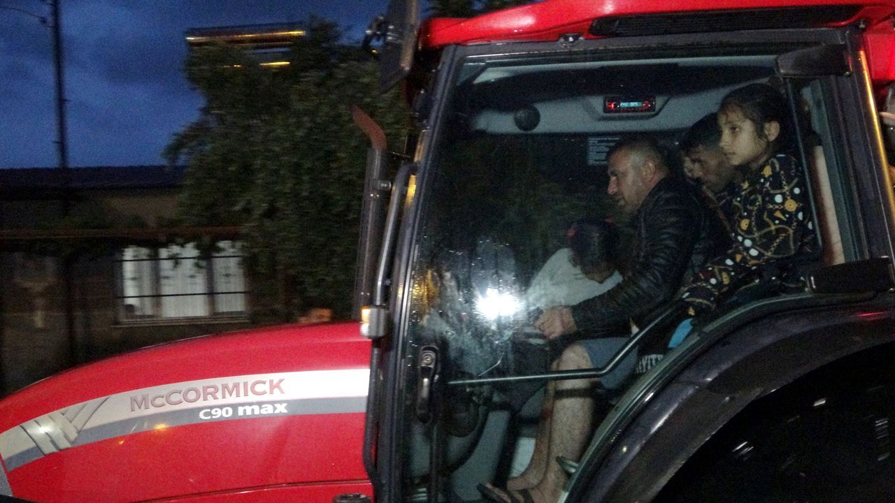 Bakkala giden anne, dönüşte çocuklarını sular altında buldu! 2