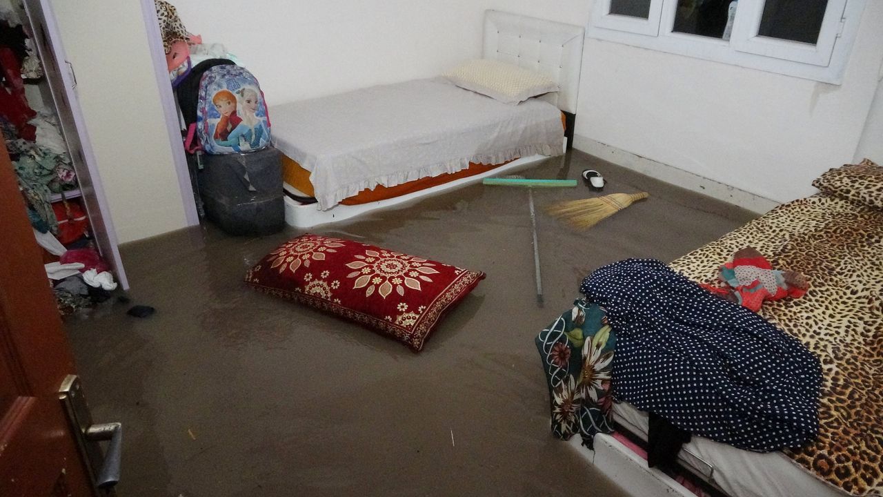 Bakkala giden anne, dönüşte çocuklarını sular altında buldu! 3
