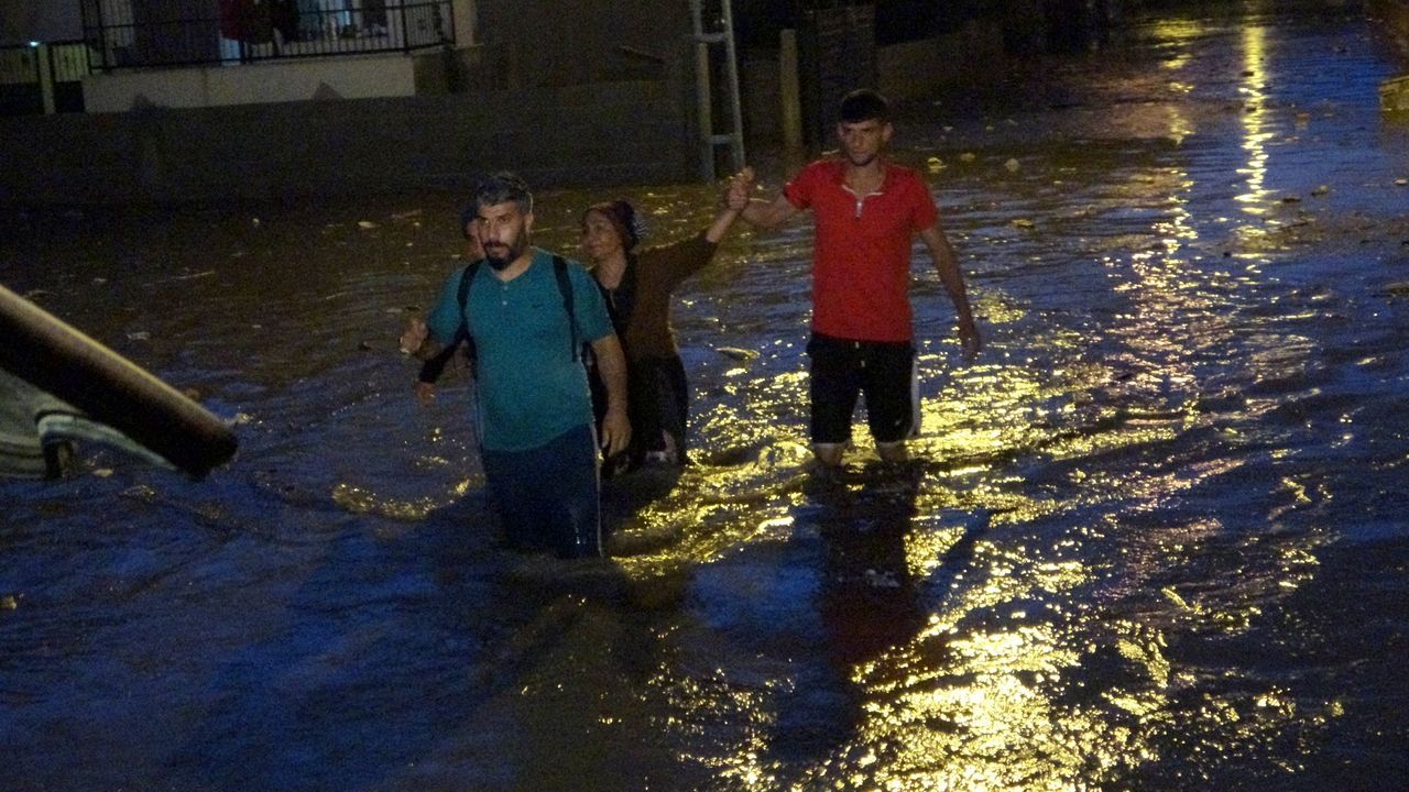 Bakkala giden anne, dönüşte çocuklarını sular altında buldu! 4