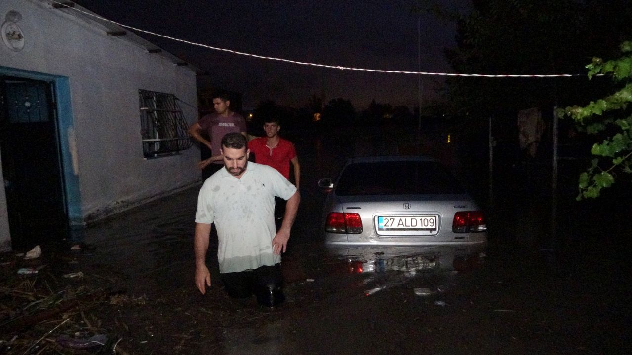 Bakkala giden anne, dönüşte çocuklarını sular altında buldu! 9