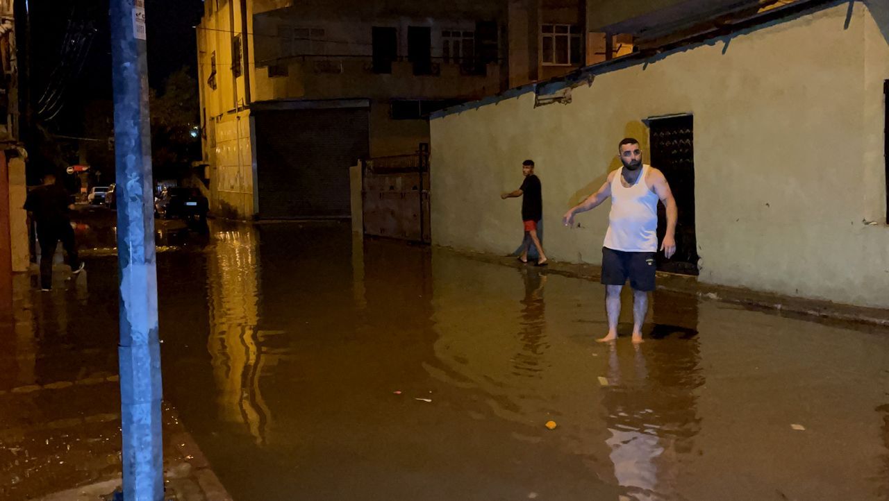 Adana'da sağanak nedeniyle ev ve iş yerlerini su bastı 2