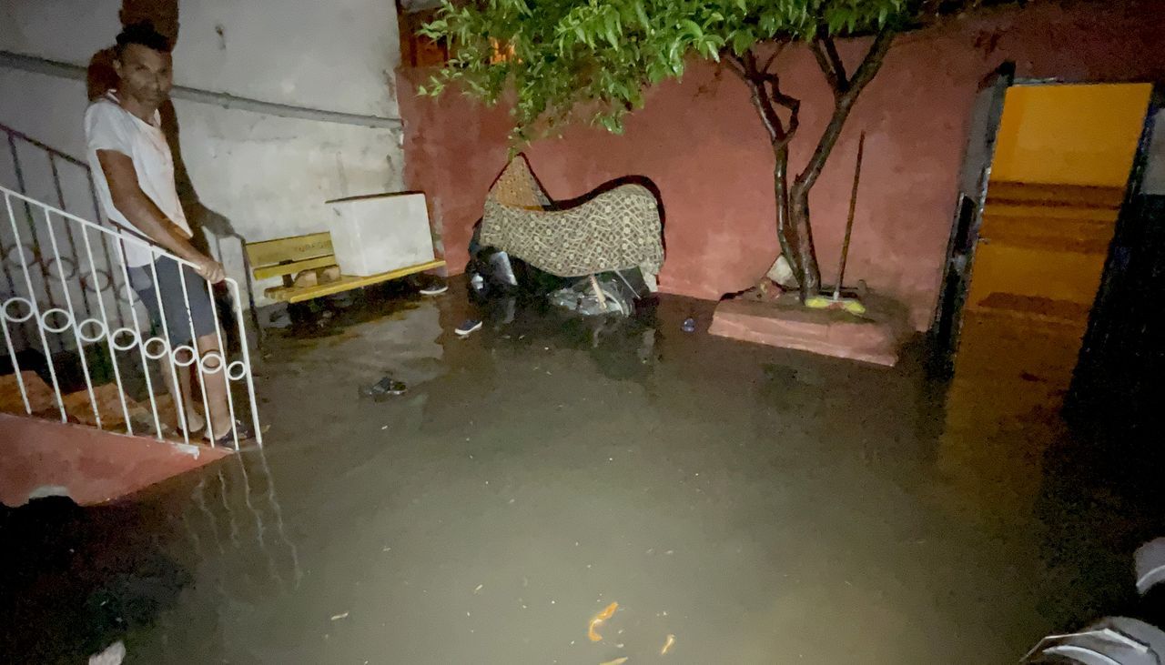 Adana'da sağanak nedeniyle ev ve iş yerlerini su bastı 1