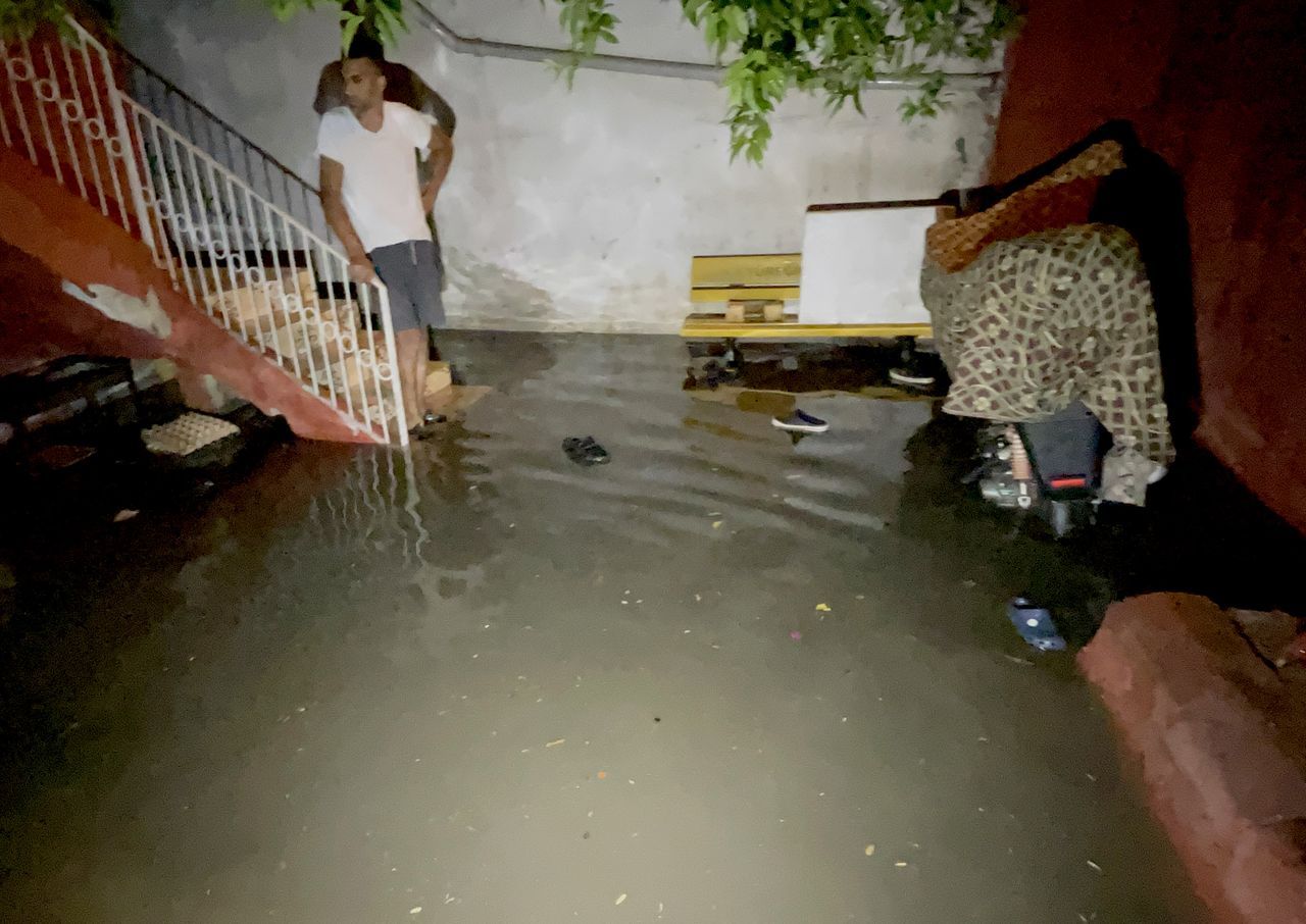 Adana'da sağanak nedeniyle ev ve iş yerlerini su bastı 4