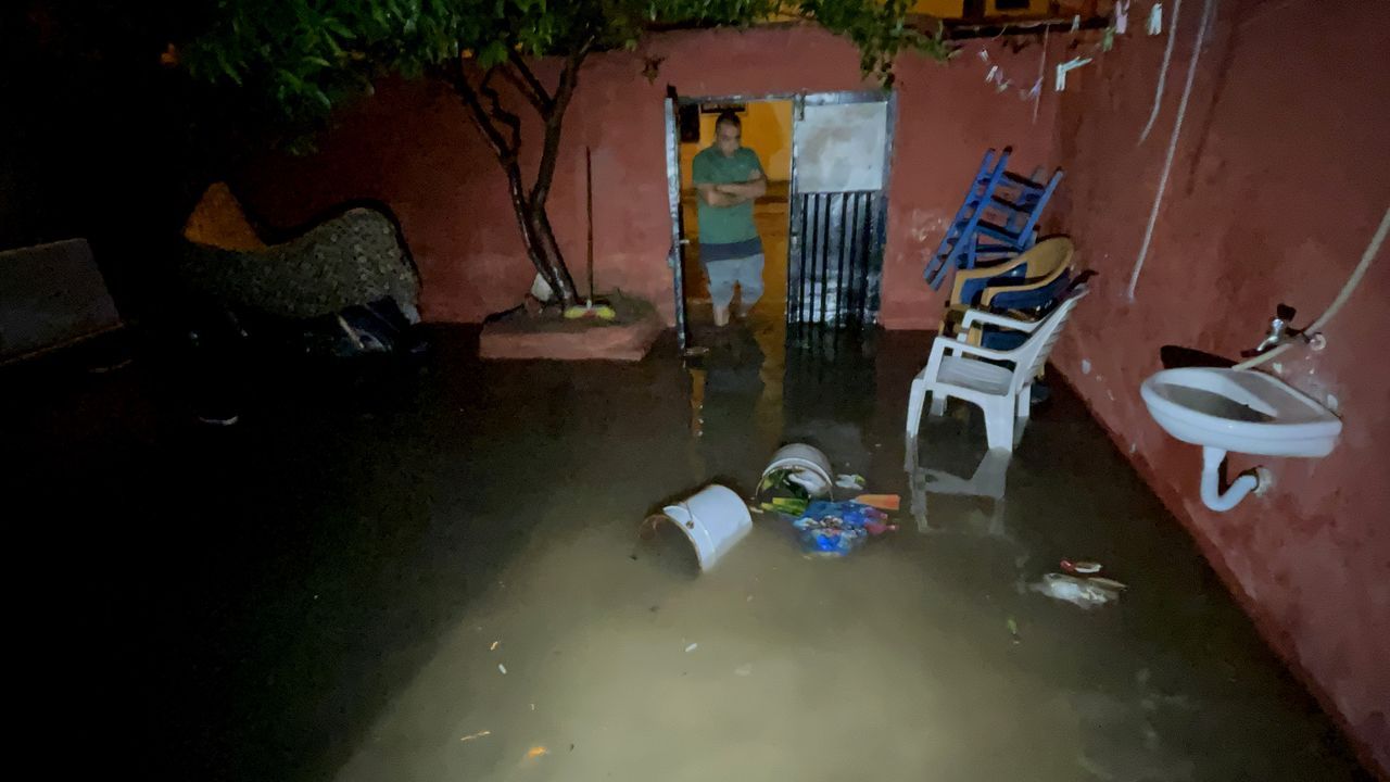 Adana'da sağanak nedeniyle ev ve iş yerlerini su bastı 5