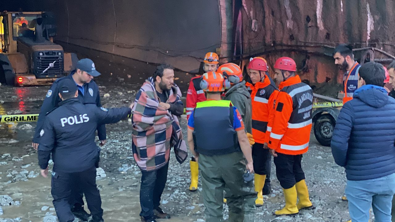 Hızlı tren tünelini sel bastı! Mahsur kalan 3 işçi kurtarıldı 1