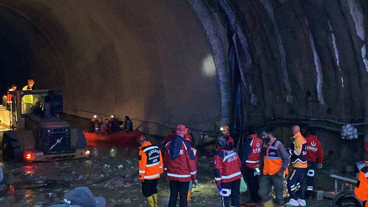 Hızlı tren tünelini sel bastı! Mahsur kalan 3 işçi kurtarıldı 2