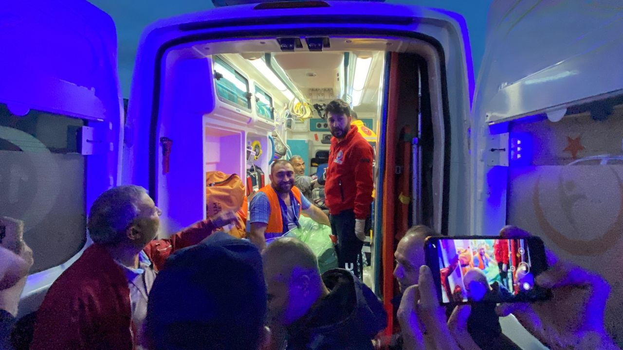Hızlı tren tünelini sel bastı! Mahsur kalan 3 işçi kurtarıldı 7