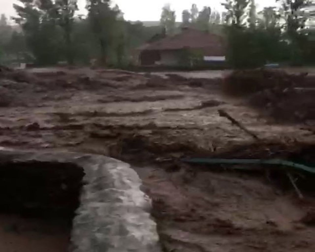 Uyarılar peş peşe gelmişti! Sağanak yağışın birçok ilde hayatı felç ettiği o anlar 2