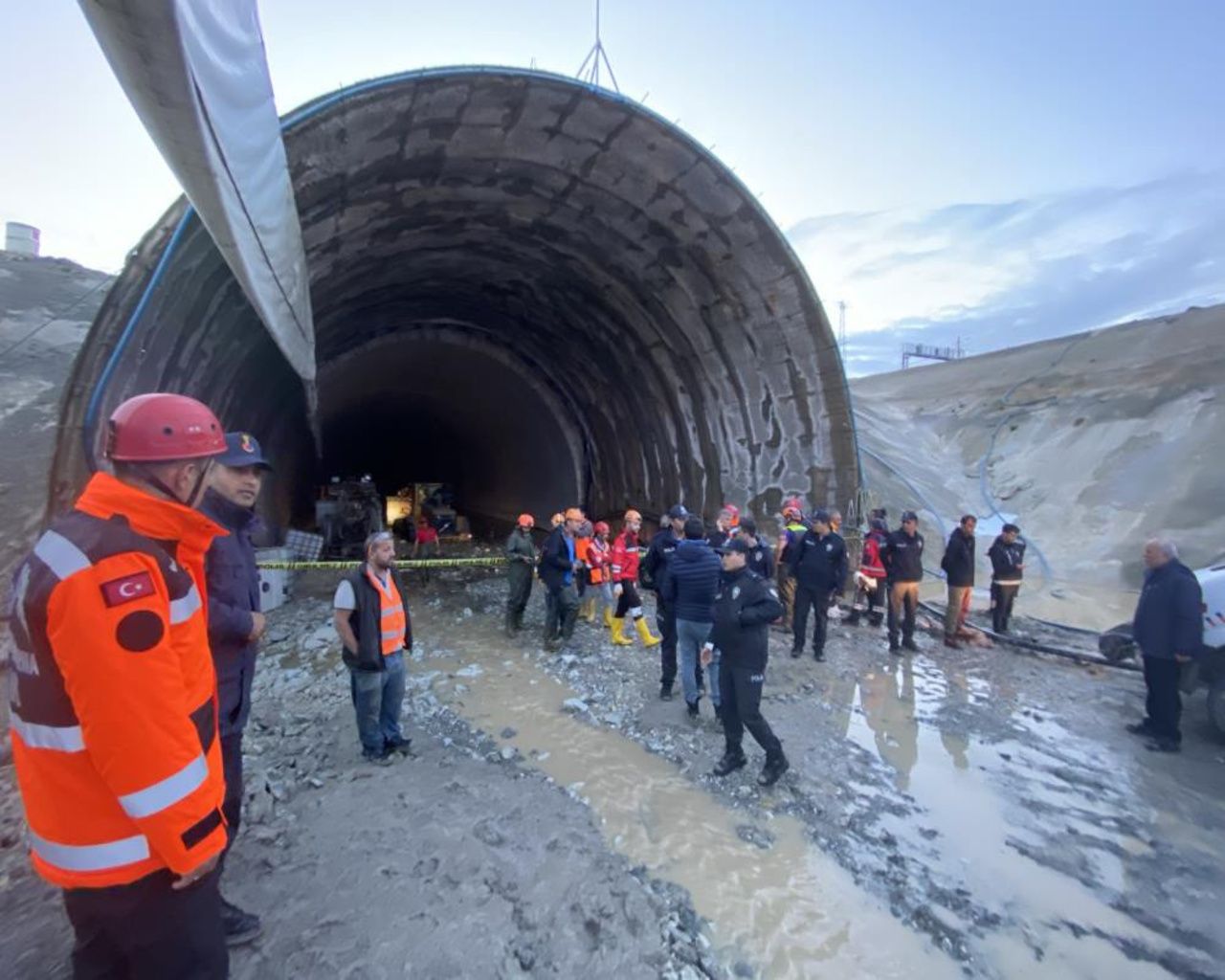 Uyarılar peş peşe gelmişti! Sağanak yağışın birçok ilde hayatı felç ettiği o anlar 4
