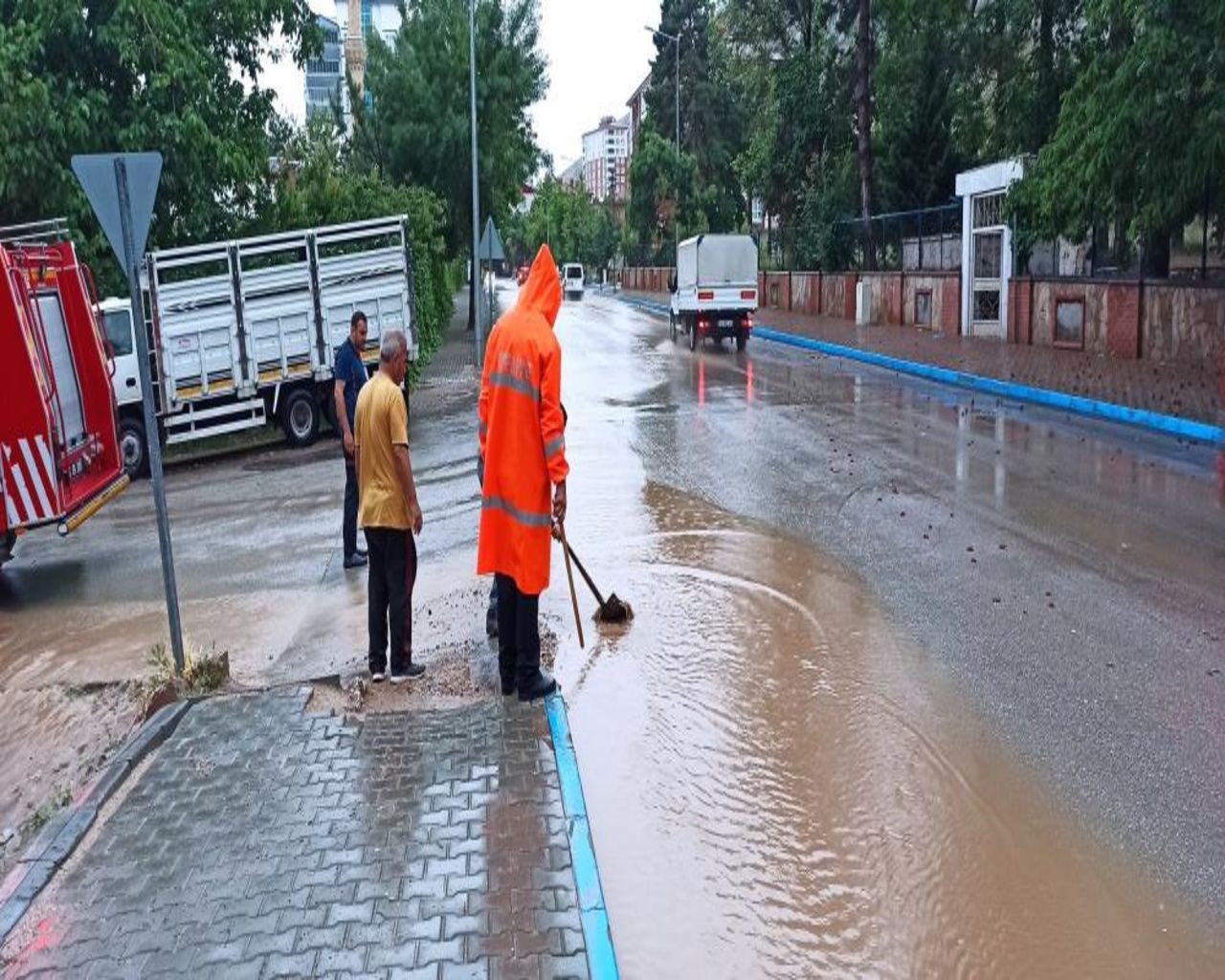 Uyarılar peş peşe gelmişti! Sağanak yağışın birçok ilde hayatı felç ettiği o anlar 8