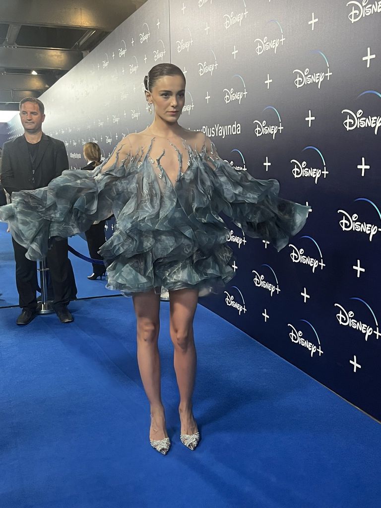 Disney+ lansmanında şıklık yarışı! Hande Erçel ve Demet Özdemir parmak ısırttı, Pınar Deniz ve Alina Boz gecenin rüküşü seçildi 8