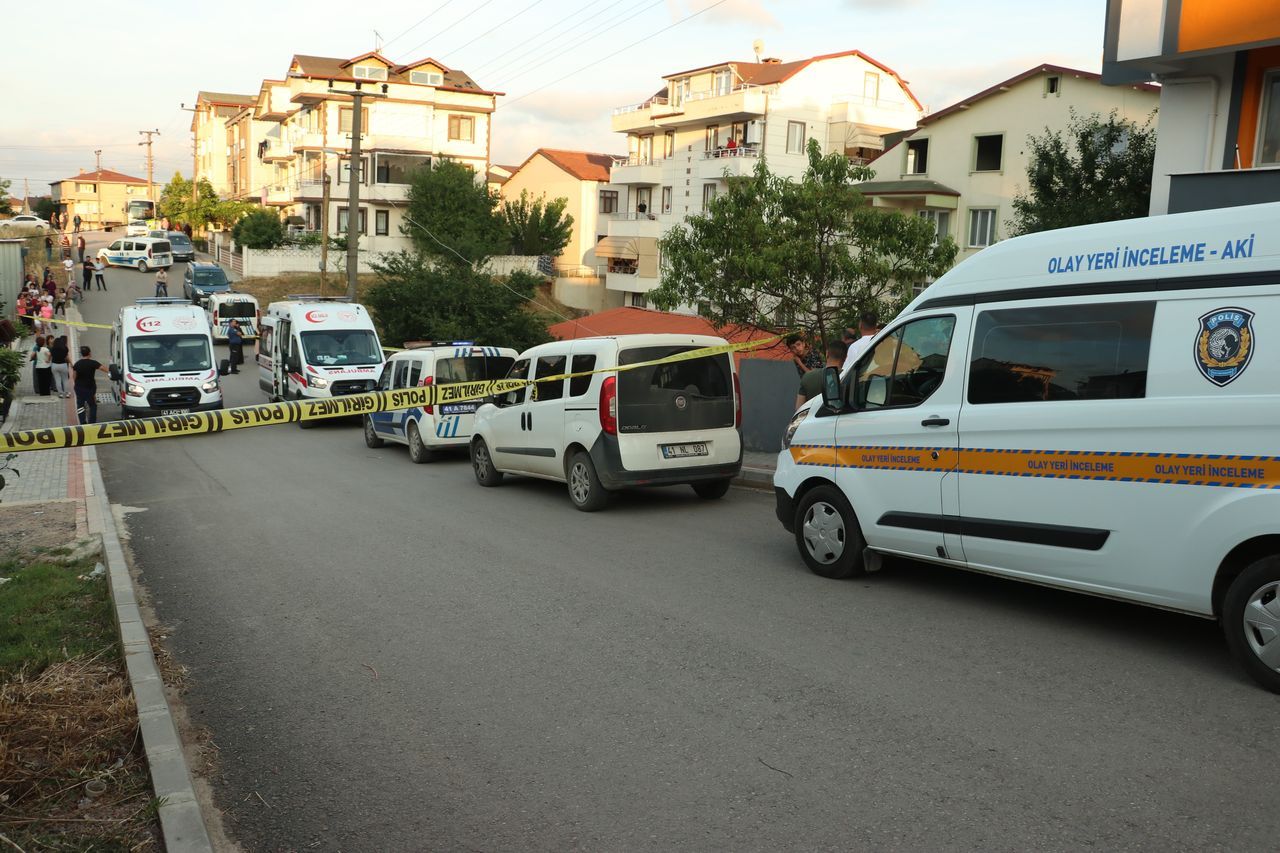 Telefonları açmayınca evine bakmaya gittiler! Cesediyle karşılaştılar 4