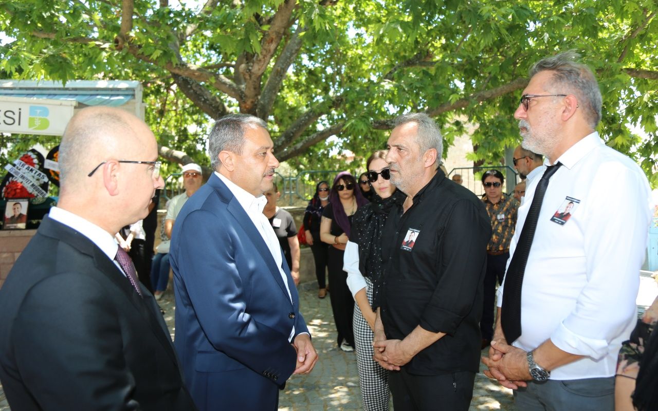 Yavuz Bingöl’ün annesi ve halk ozanı Şahsenem Bacı Ayvalık'ta toprağa verildi 7