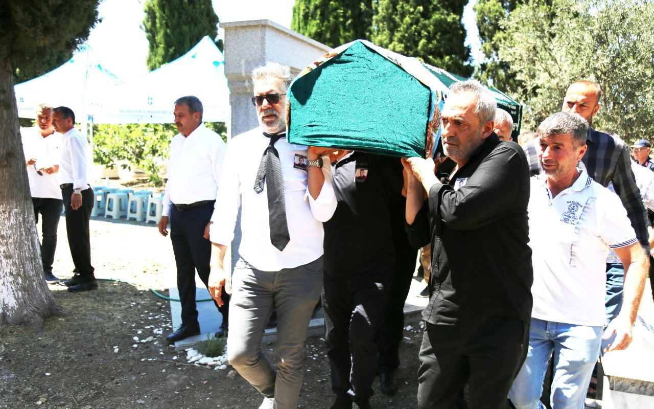Yavuz Bingöl’ün annesi ve halk ozanı Şahsenem Bacı Ayvalık'ta toprağa verildi 2