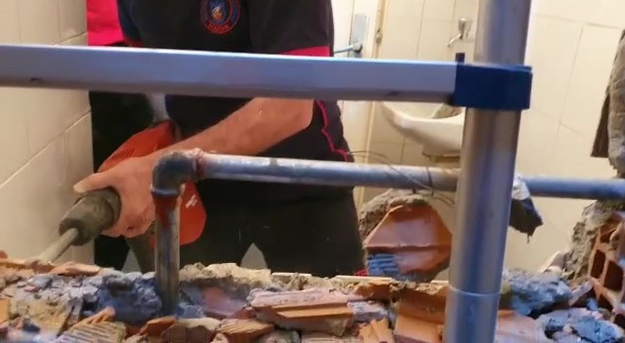 2. kattan apartman boşluğuna düştü! Tuvaleti kırarak kurtardılar 5