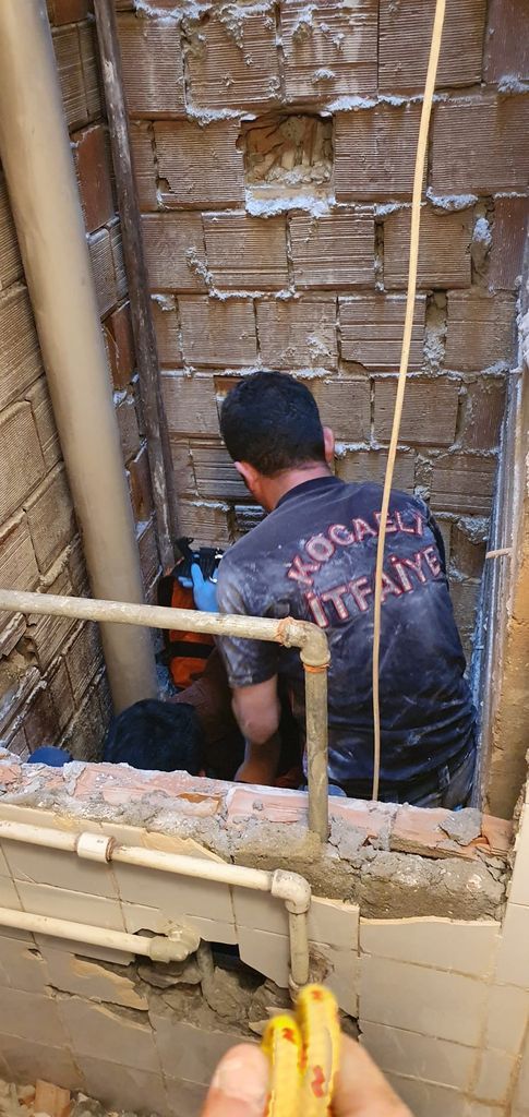 2. kattan apartman boşluğuna düştü! Tuvaleti kırarak kurtardılar 3