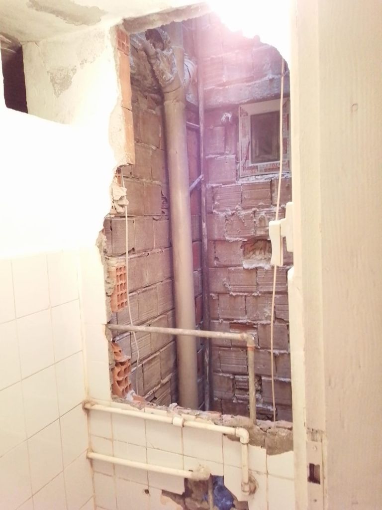 2. kattan apartman boşluğuna düştü! Tuvaleti kırarak kurtardılar 4