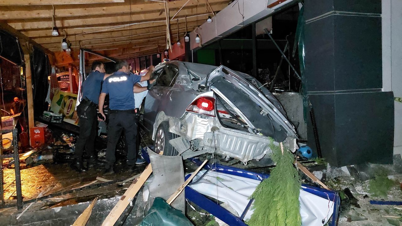 25 metre takla atan otomobil şarküteri dükkanına çarptı: 2 ölü 1