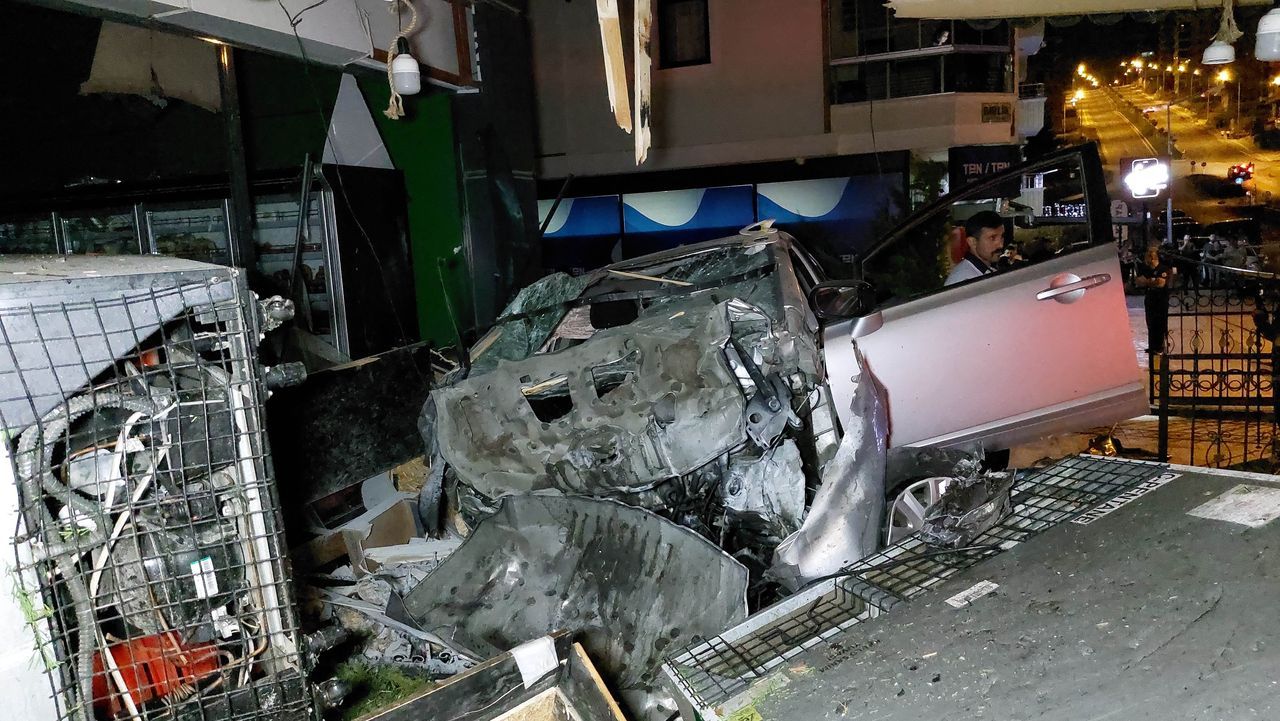 25 metre takla atan otomobil şarküteri dükkanına çarptı: 2 ölü 2