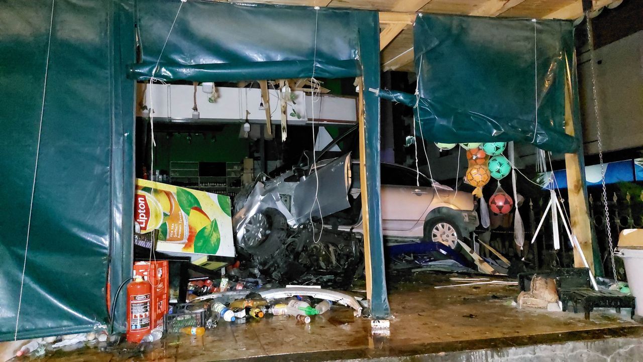 25 metre takla atan otomobil şarküteri dükkanına çarptı: 2 ölü 3